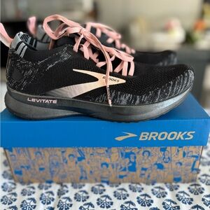 NWT Brooks Levitate 4 Sneakers